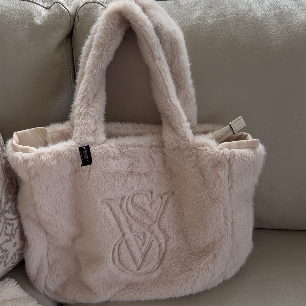 NWT Victoria’s Secret Plush Faux-Fur Tote Bag in Light Beige Limited Edition